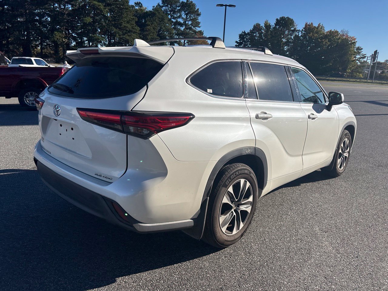 Used 2021 Toyota Highlander XLE AWD/4WD image 8