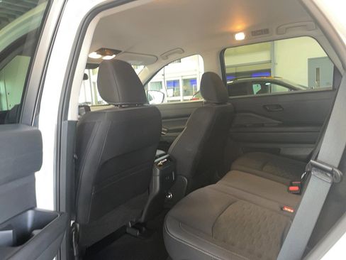 Used 2024 Nissan Pathfinder SV image 18