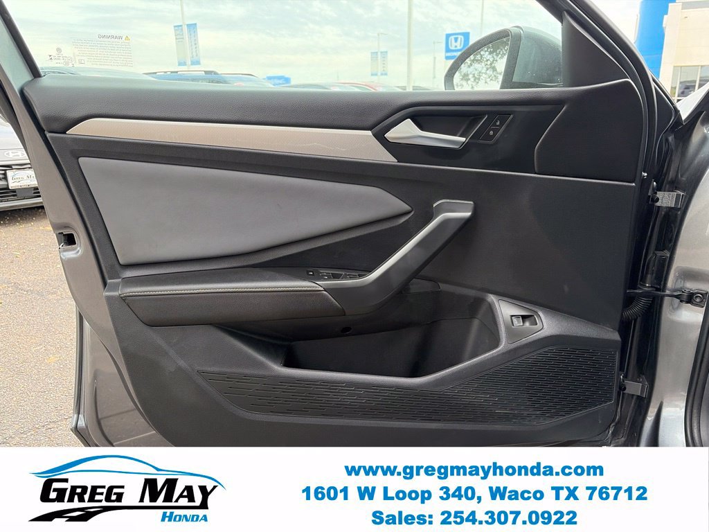 Used 2025 Volkswagen Jetta SE FWD image 21