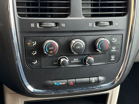 Used 2016 Dodge Grand Caravan SE image 29