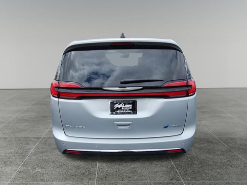 Used 2023 Chrysler Pacifica Limited image 6