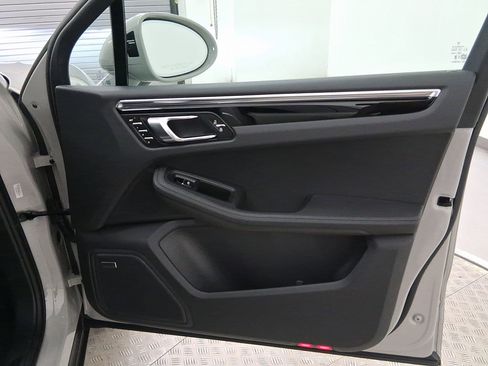 Used 2025 Porsche Macan image 38