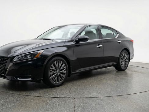 Used 2025 Nissan Altima 2.5 SV image 3