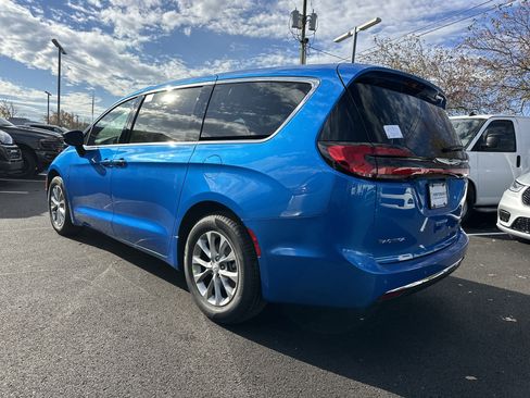 New 2026 Chrysler Pacifica Limited w/ Uconnect Theater Family Group image 25