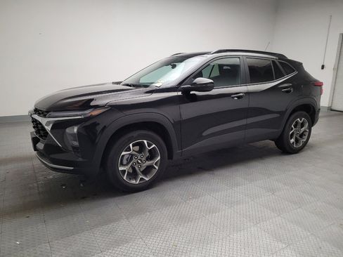 Used 2025 Chevrolet Trax LT w/ LT Convenience Package image 2