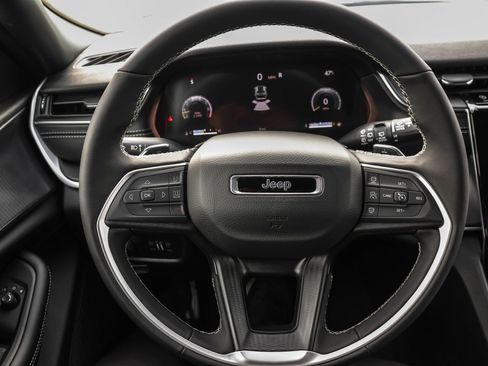 New 2025 Jeep Grand Cherokee Altitude image 27