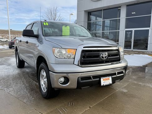 Used 2011 Toyota Tundra 4x4 CrewMax image 2