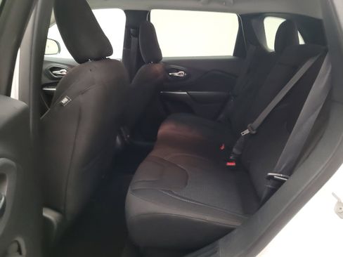 Used 2019 Jeep Cherokee Latitude w/ Popular Appearance Group AWD/4WD image 18