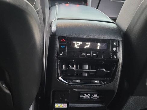 Used 2023 Jeep Grand Cherokee L Limited w/ Black Appearance Package image 15