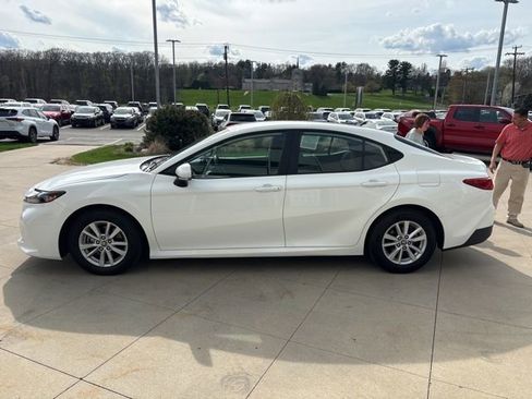 Used 2025 Toyota Camry LE image 4