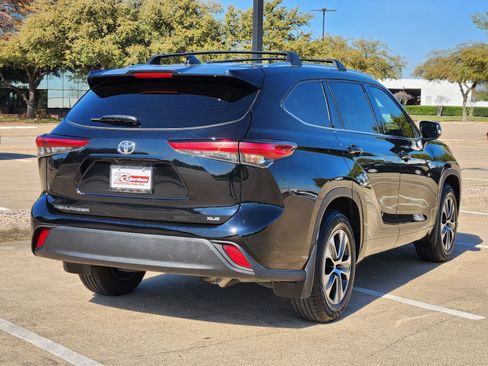 Used 2021 Toyota Highlander XLE image 6