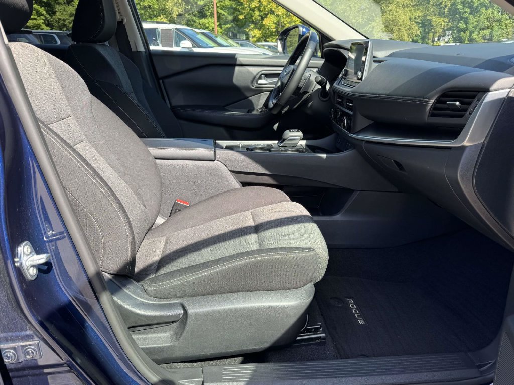 Used 2025 Nissan Rogue SV FWD image 15