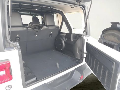 Used 2018 Jeep Wrangler Unlimited Sahara image 23