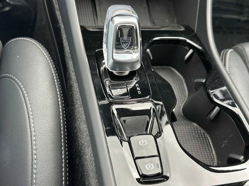 Certified 2025 Volvo XC40 B5 Plus AWD/4WD image 31