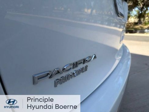 Used 2021 Chrysler Pacifica Touring-L FWD image 12