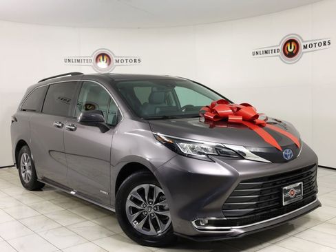 Used 2021 Toyota Sienna XLE image 1