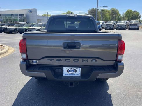 Used 2022 Toyota Tacoma SR5 w/ Technology Package RWD image 5