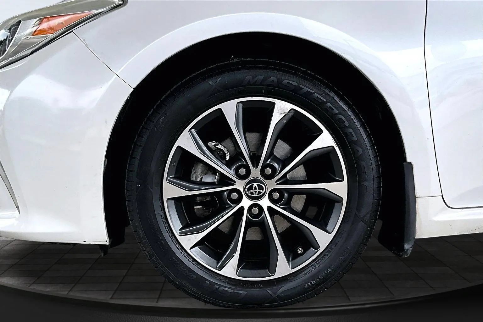 Used 2016 Toyota Avalon XLE Plus FWD image 31