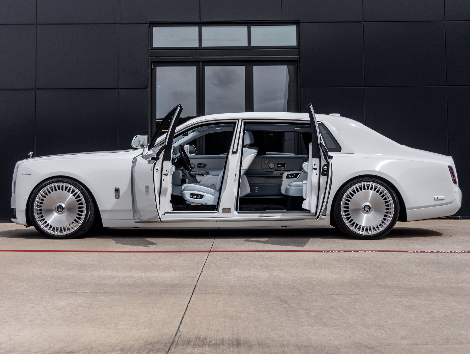 Used 2023 Rolls-Royce Phantom Extended Wheelbase w/ Leather Finishing Pack RWD image 11