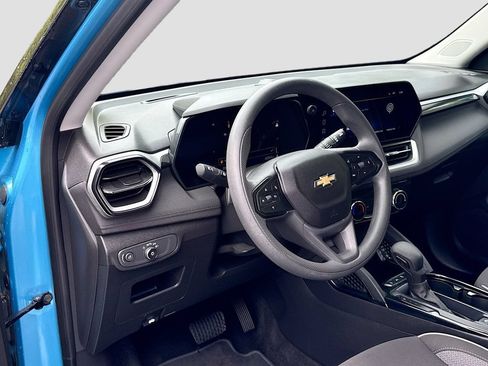 Used 2025 Chevrolet TrailBlazer LT AWD/4WD image 23