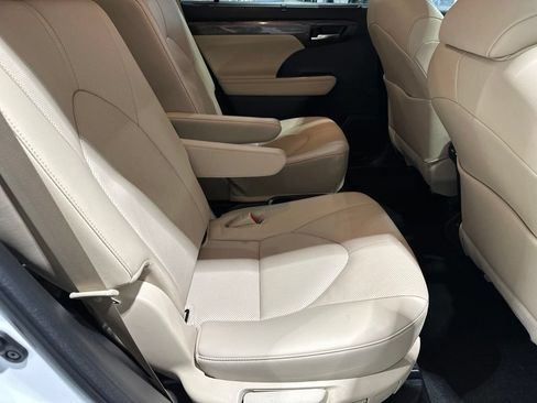 Used 2023 Toyota Highlander Limited AWD/4WD image 19