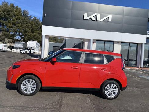 Used 2023 Kia Soul LX image 2