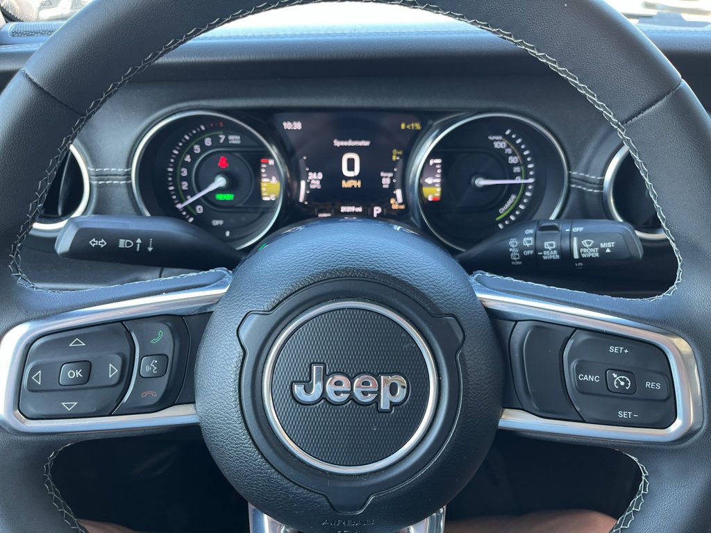 Used 2023 Jeep Wrangler Unlimited Sahara AWD/4WD image 15