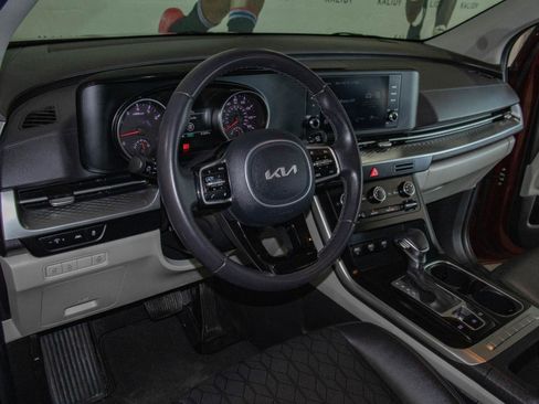 Used 2024 Kia Carnival LX image 5