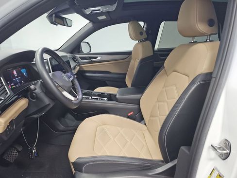 Used 2024 Volkswagen Atlas Cross Sport SE w/ Panoramic Sunroof Package image 4