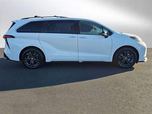 Used 2024 Toyota Sienna XSE image 6