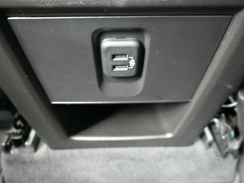 Used 2023 Chevrolet Traverse LT image 25