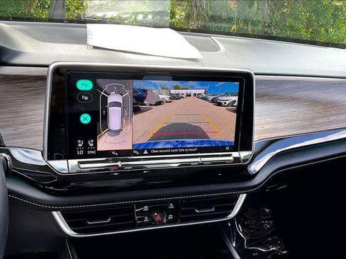 Certified 2024 Volkswagen Atlas SEL Premium R-Line image 27