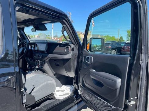 Used 2025 Jeep Wrangler Unlimited Rubicon AWD/4WD image 35