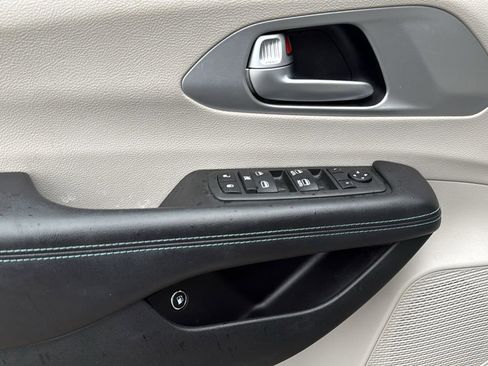 Used 2018 Chrysler Pacifica Touring Plus image 12