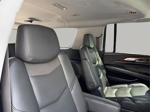 Used 2019 Cadillac Escalade ESV Luxury RWD image 39