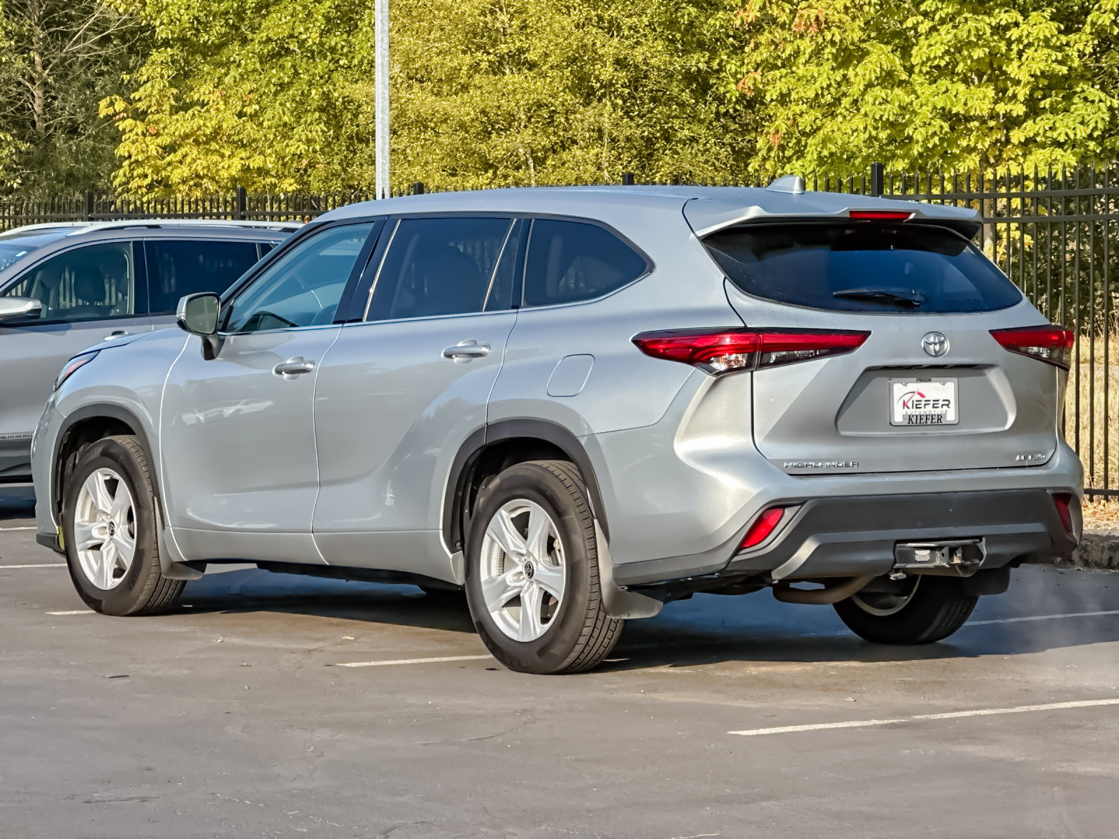 Used 2021 Toyota Highlander LE AWD/4WD image 5