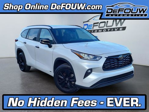 Used 2025 Toyota Highlander XLE image 1