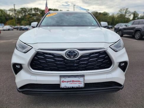 Used 2022 Toyota Highlander XLE image 2
