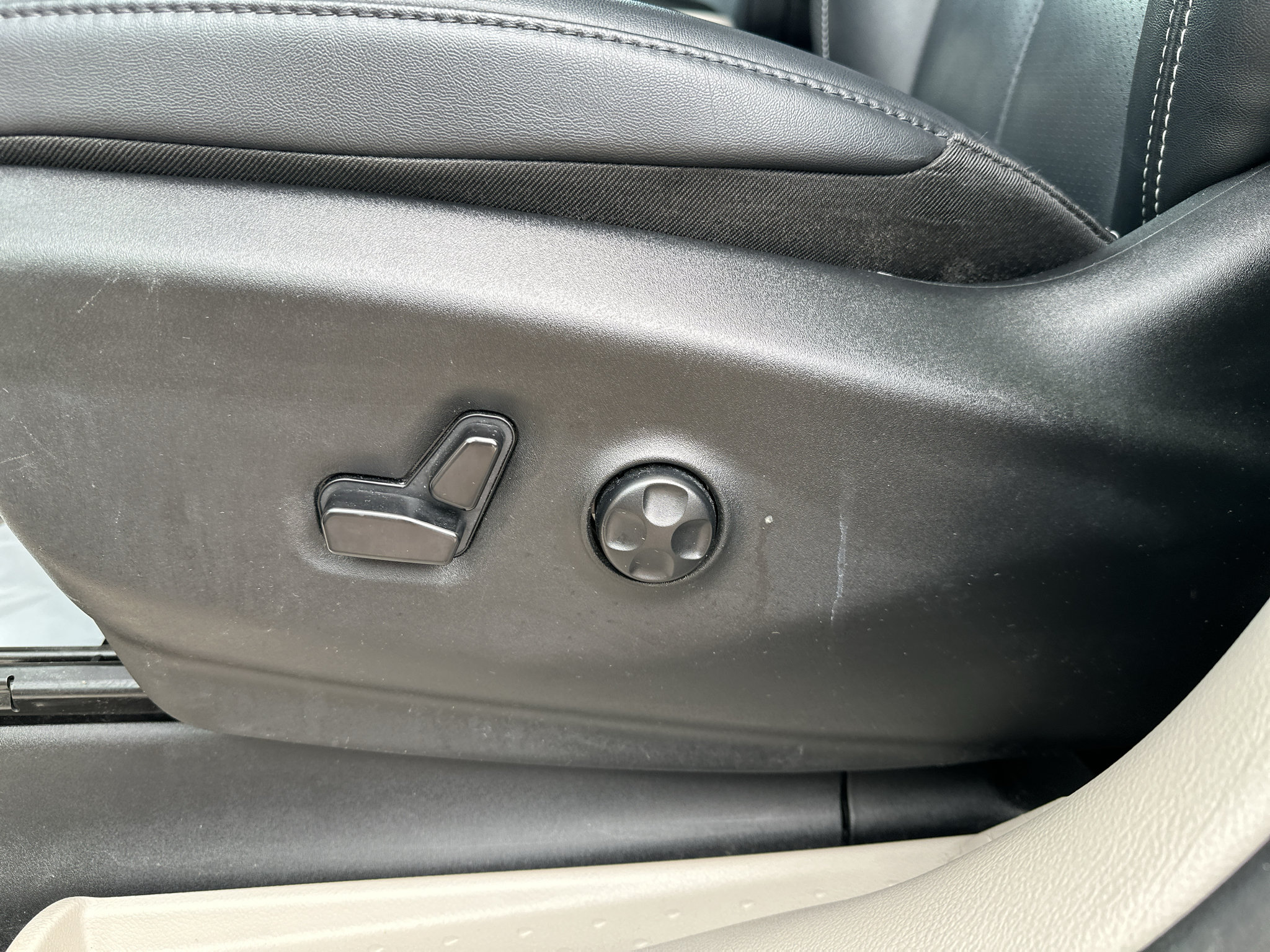 Used 2024 Chrysler Pacifica Touring-L FWD image 10