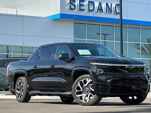 Used 2024 Chevrolet Silverado EV RST AWD/4WD image 2