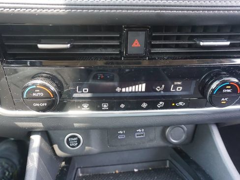 Used 2021 Nissan Rogue SV FWD image 11