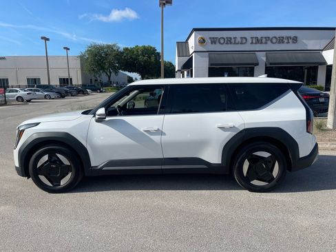 Used 2024 Kia EV9 Light Long Range RWD image 2