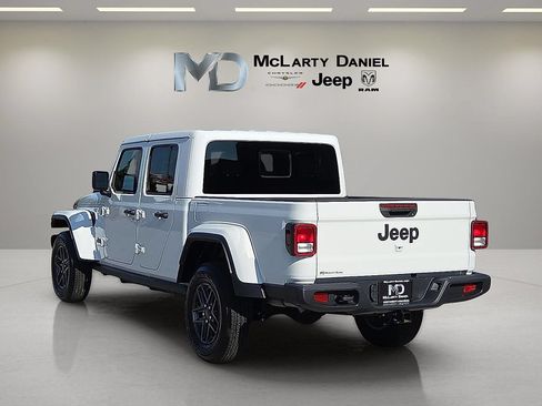 Used 2025 Jeep Gladiator Sport AWD/4WD image 4