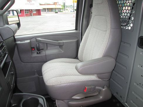 Used 2016 Chevrolet Express 2500 RWD image 37