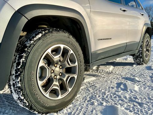 Used 2021 Jeep Cherokee Trailhawk w/ Comfort/Convenience Group image 14