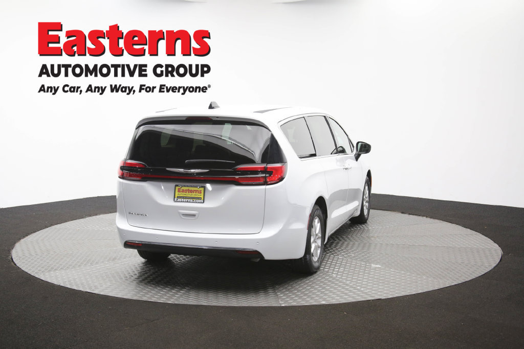 Used 2023 Chrysler Pacifica Touring-L FWD image 43
