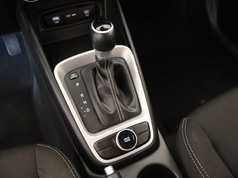 Used 2025 Hyundai Venue SEL FWD image 7