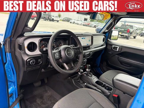 Used 2025 Jeep Gladiator Sport AWD/4WD image 12