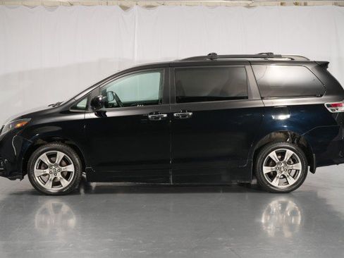 Used 2020 Toyota Sienna SE FWD image 2