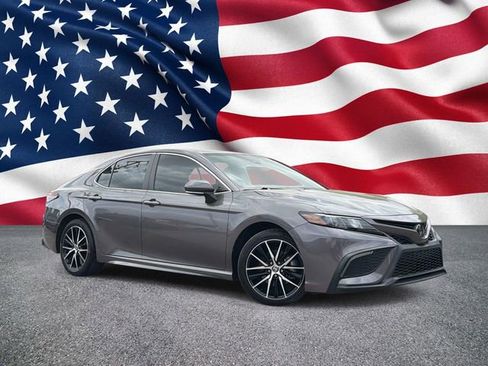 Used 2023 Toyota Camry SE image 3